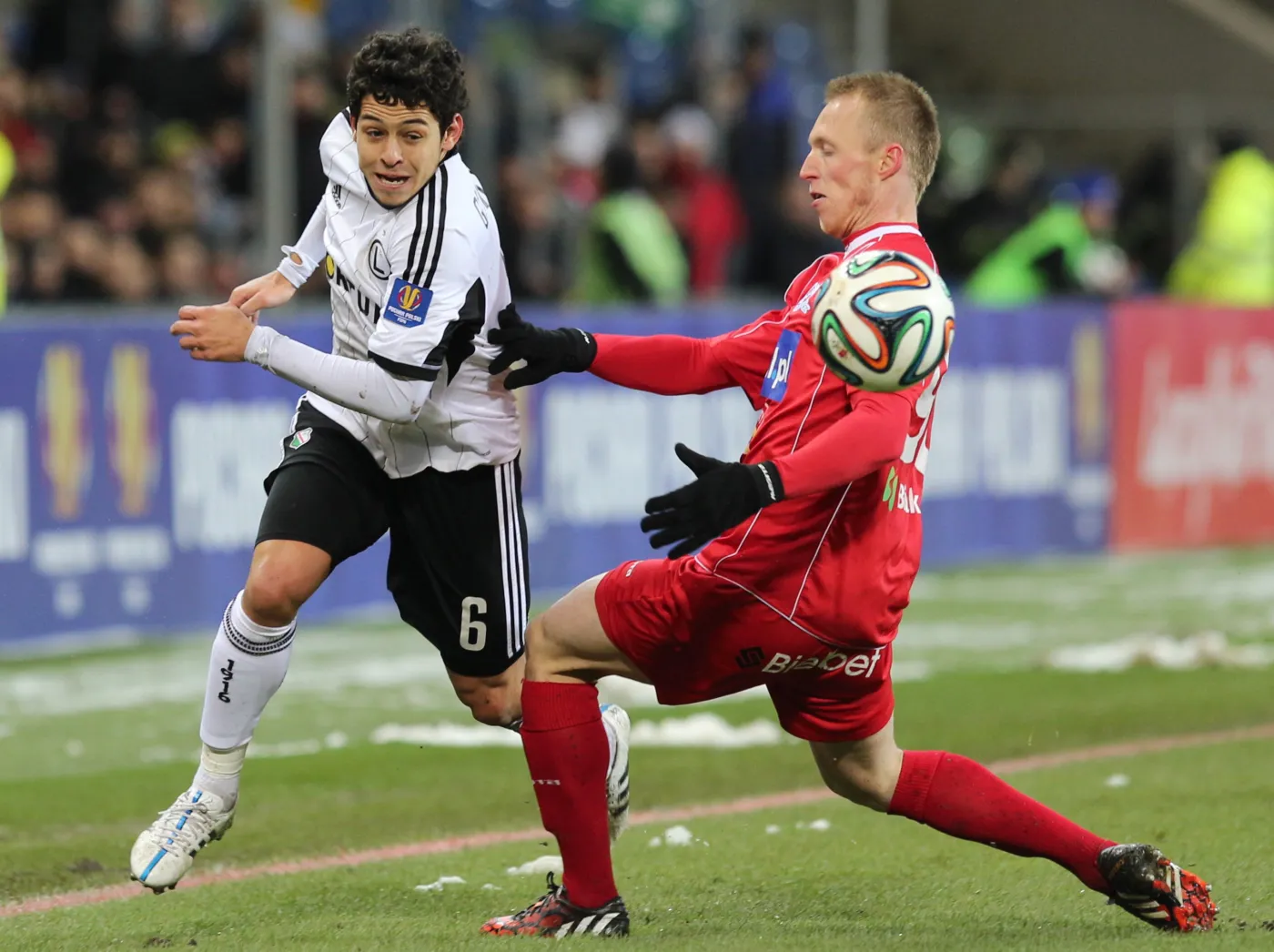 Zawodnik Podbeskidzia Bielsko-Biała Kristian Kolcak (P) w starciu o piłkę z Guilherme Marques z Legii Warszawa podczas pierwszego meczu półfinałowego piłkarskiego Pucharu Polski