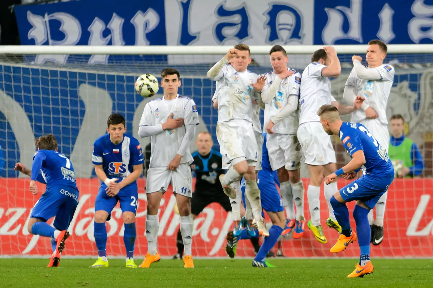Piłkarz Lecha Poznań Barry Douglas (P) strzela z rzutu wolnego podczas rewanżowego meczu półfinałowego Pucharu Polski z Błękitnymi Stargard Szczeciński