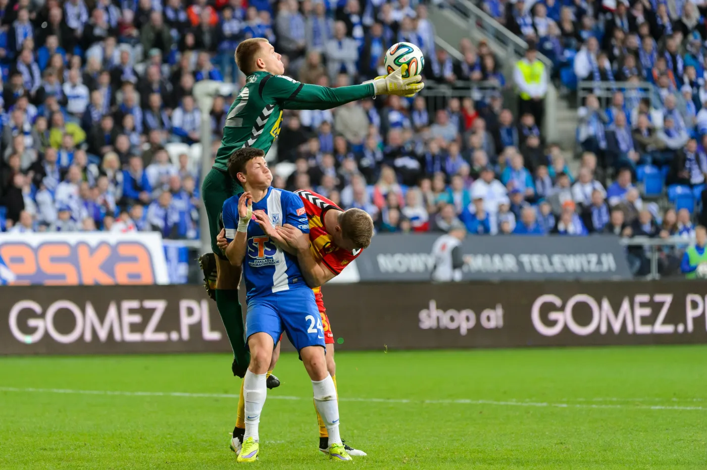 Piłkarz Lecha Poznań Dawid Kownacki (C) atakuje bramkarzaa Korony Kielce Vytautasa Cerniauskasa (L) podczas meczu 27. kolejki T-Mobile Ekstraklasy