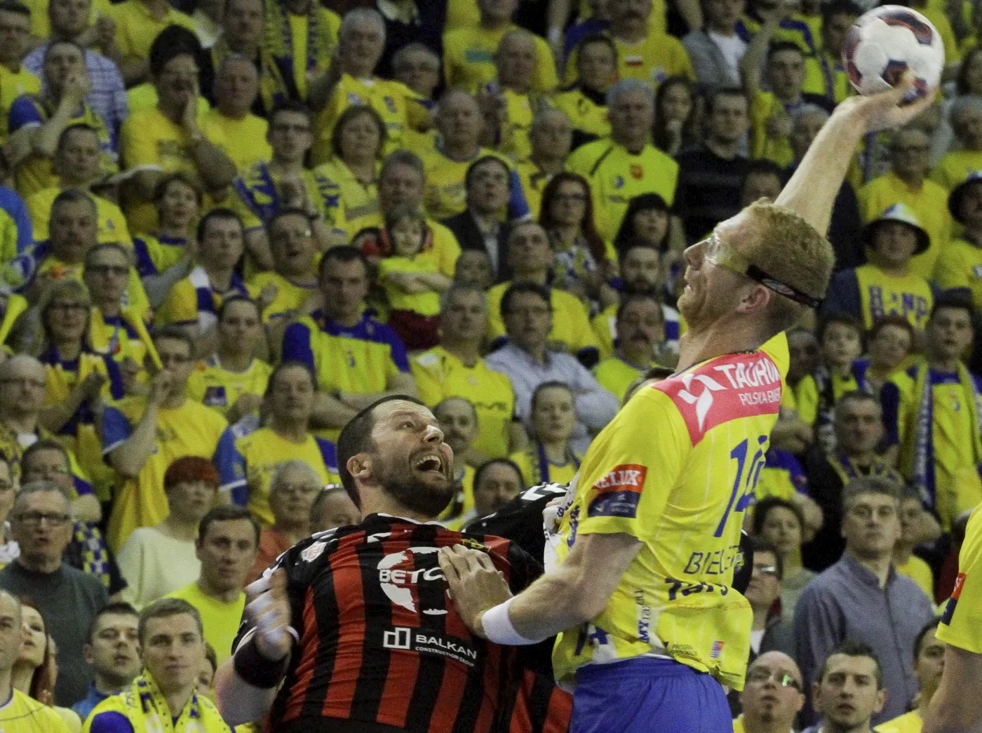 Zawodnik Vive Tauron Karol Bielecki (P) blokowany przez Nemanję Pribaka (L) z HC Vardar podczas rewanżowego meczu ćwierćfinałowego Ligi Mistrzów piłkarzy ręcznych