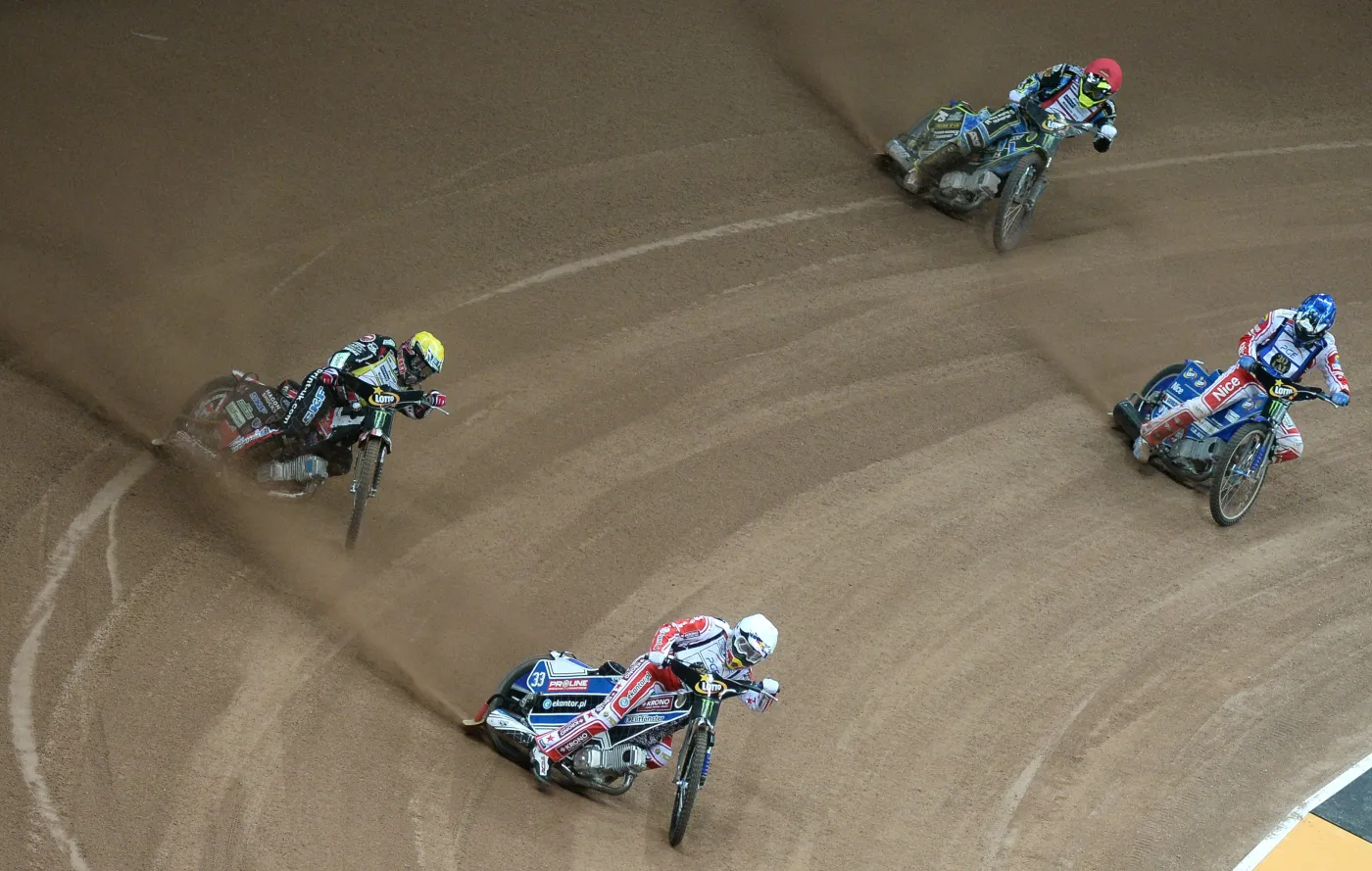 Brytyjczyk Chris Harris (kask żółty), Australijczyk Troy Batchelor (czerwony) oraz Polacy Tomasz Gollob (niebieski) i Jarosław Hampel (biały) podczas żużlowego Grand Prix Polski na Stadionie Narodowym w Warszawie