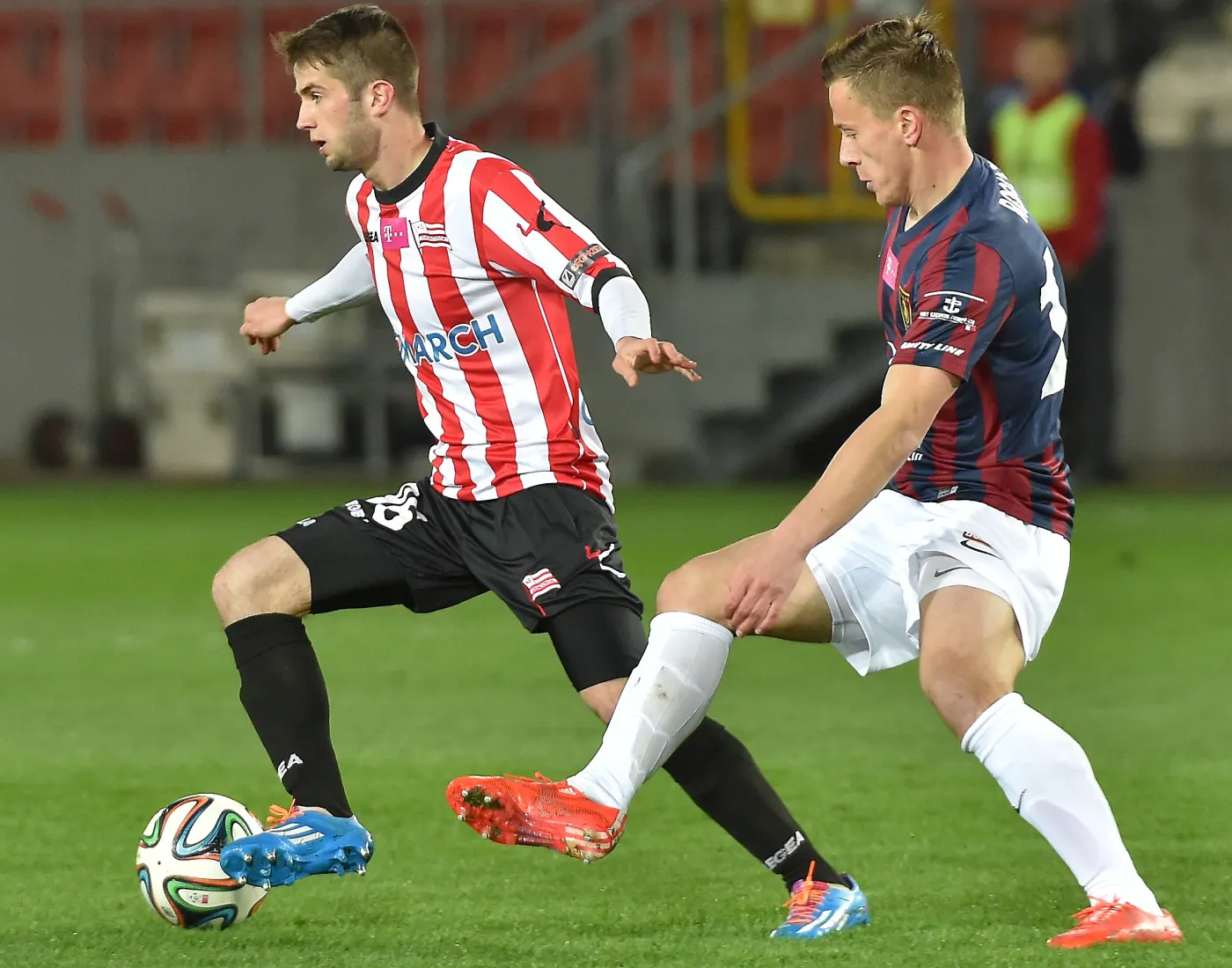 Zawodnik Cracovii Mateusz Wdowiak (L) walczy o piłkę z Maksymilianem Rogalskim (P) z Pogoni Szczecin 