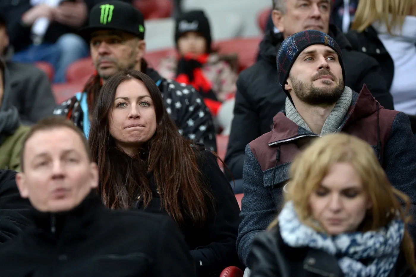 Justyna Kowalczyk (C-L) na trybunach podczas żużlowego Grand Prix Polski na Stadionie Narodowym w Warszawie