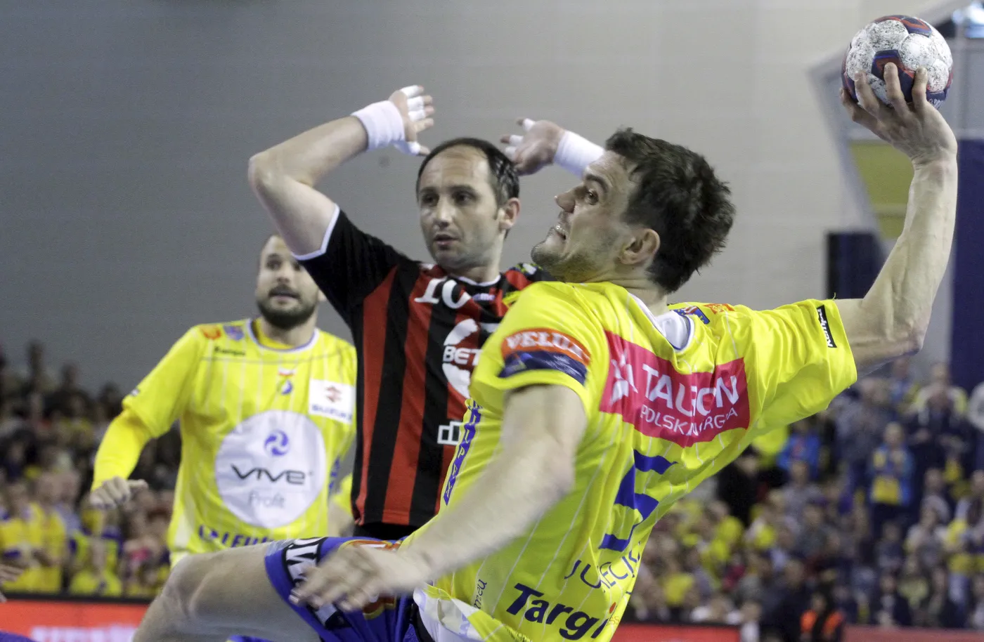 Zawodnik Vive Tauron Michał Jurecki (P) mija Alema Toskicia (L) z HC Vardar podczas rewanżowego meczu ćwierćfinałowego Ligi Mistrzów piłkarzy ręcznych