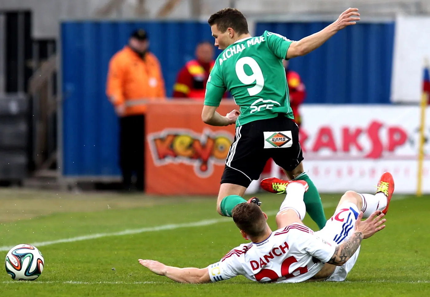 Zawodnik Górnika Zabrze Adam Danch (P) walczy o piłkę z Michałem Makiem z PGE GKS Bełchatów podczas meczu piłkarskiej T-Mobile Ekstraklasy