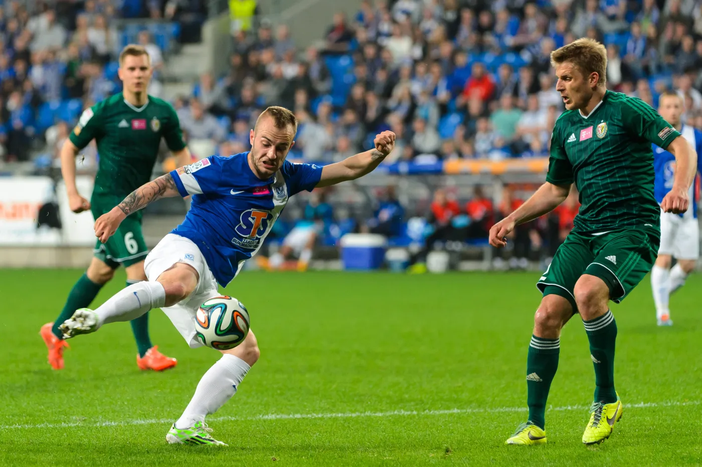 Gergo Lovrencsics (L) z miejscowego Lecha i Krzysztof Ostrowski (P) ze Śląska Wrocław podczas meczu T-Mobile Ekstraklasy w Poznaniu