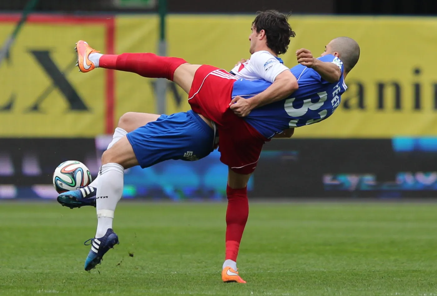 Hebert Silva Santos (P) z miejscowego Piasta i Robert Demjan (L) z Podbeskidzia Bielsko-Biała w meczu T-Mobile Ekstraklasy