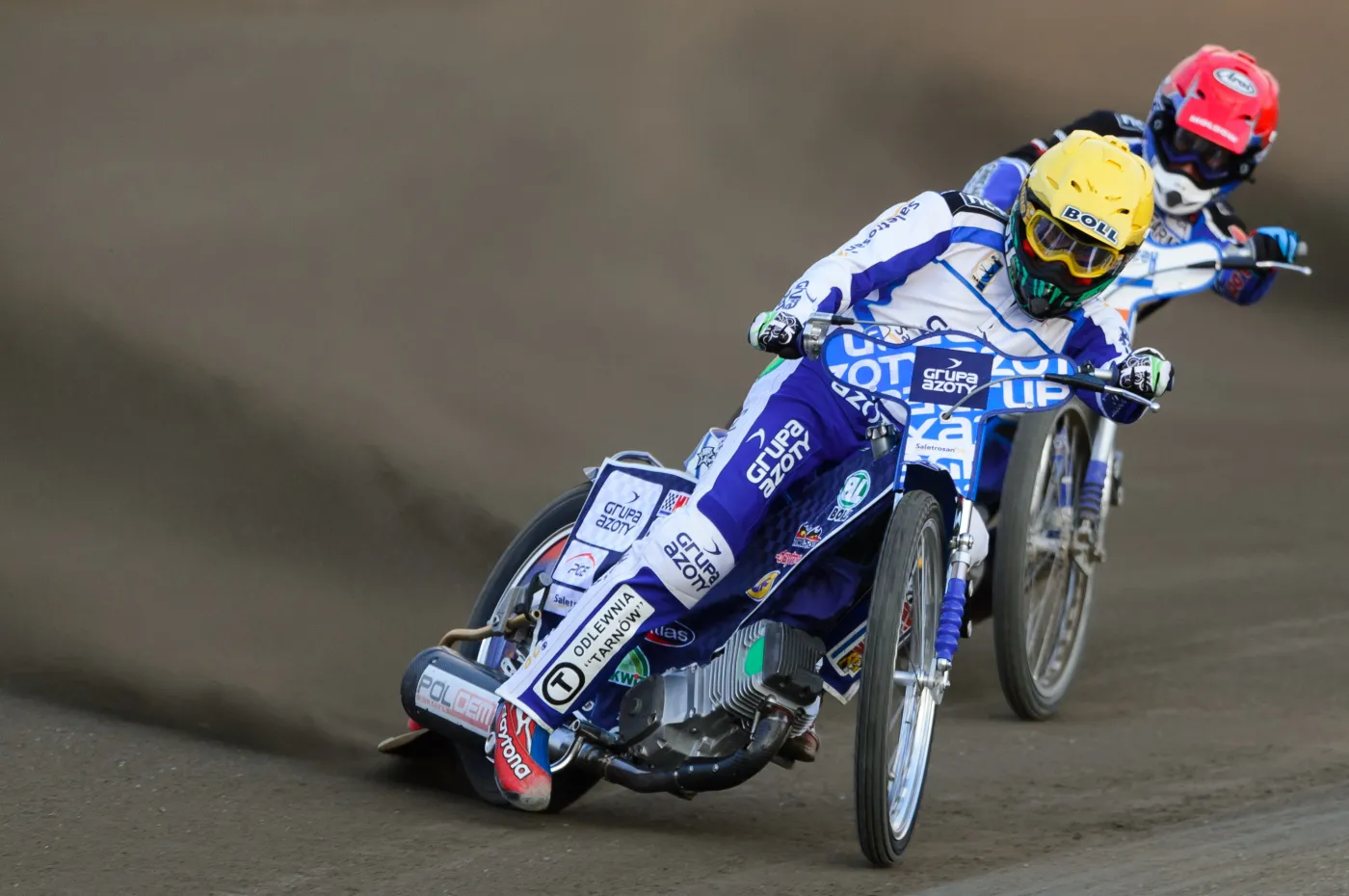 Martin Vaculik z Unii Tarnów (kask żółty) i Nicki Pedersen (czerwony) z miejscowej Fogo Unii podczas meczu ekstraligi żużla w Lesznie