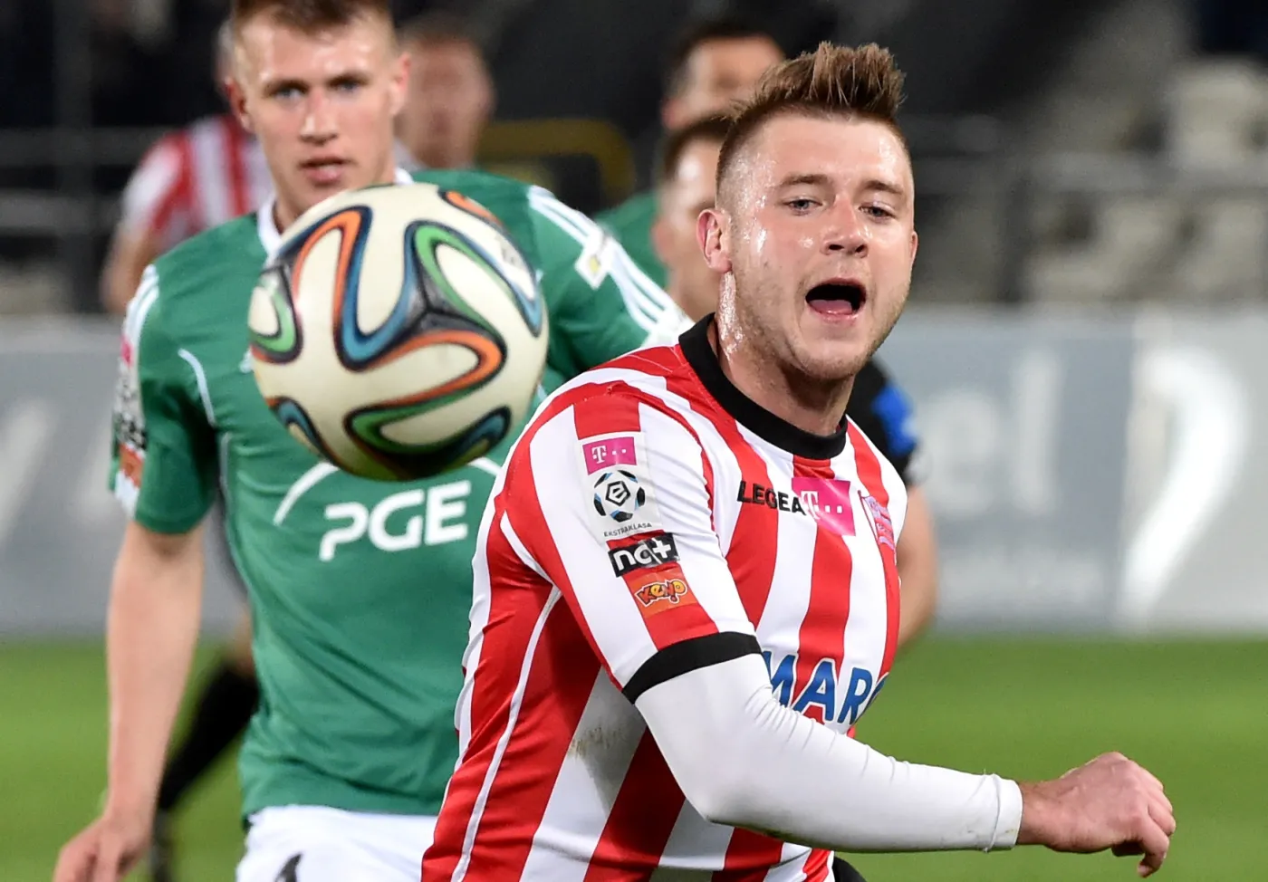 Zawodnik Cracovii Marcin Budziński (P) walczy o piłkę z Damianem Szymańskim (L) z PGE GKS Bełchatów podczas meczu polskiej Ekstraklasy