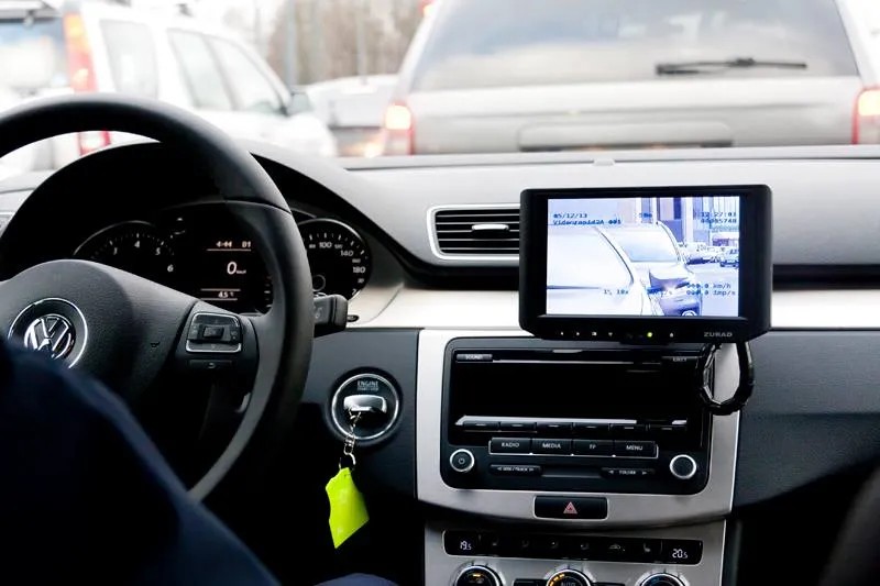 Prokuratorskie zarzuty dla policjanta, który potrącił autem pieszego i uciekł 