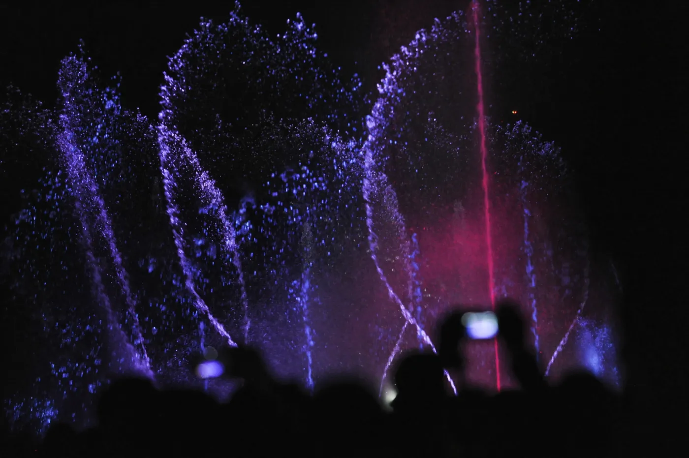 7719712-pokaz-swiatla-wody-w-multimedialnym.jpg