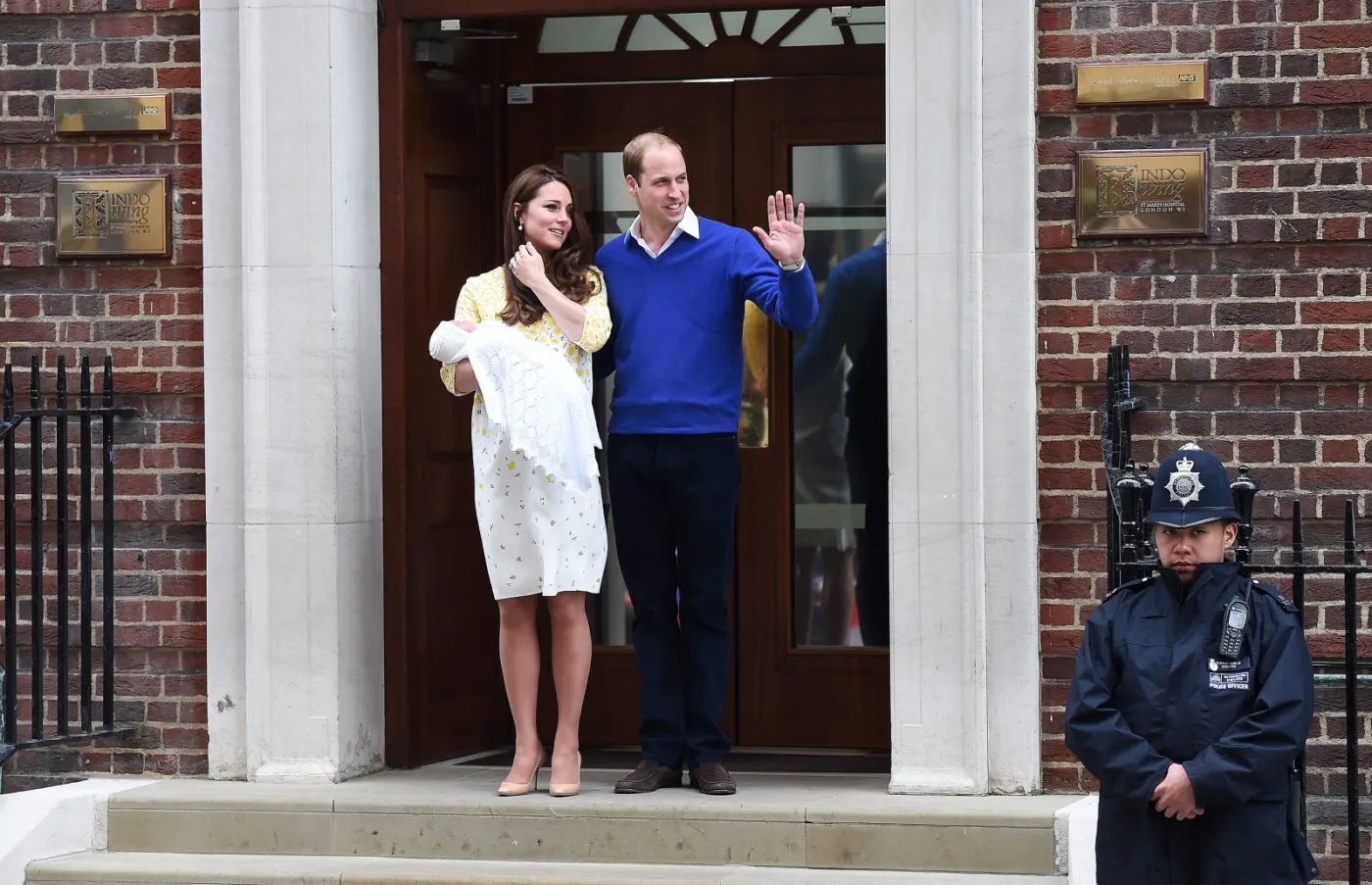 Mała Księżniczka opuściła szpital. Zobacz kolejną następczynię brytyjskiego tronu. FOTO