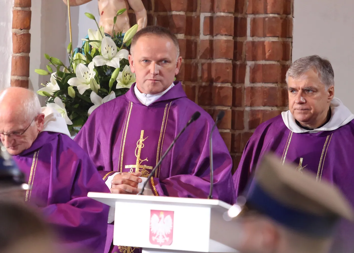 Ksiądz Wojciech Lemański i ojciec Maciej Zięba, podczas mszy żałobnej w Bazylice Archikatedralnej św. Jana Chrzciciela w Warszawie