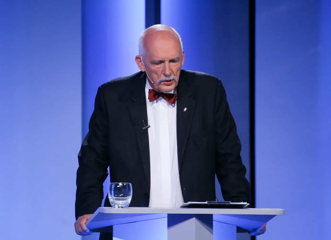 7733104-janusz-korwin-mikke-w-czasie-debaty.jpg