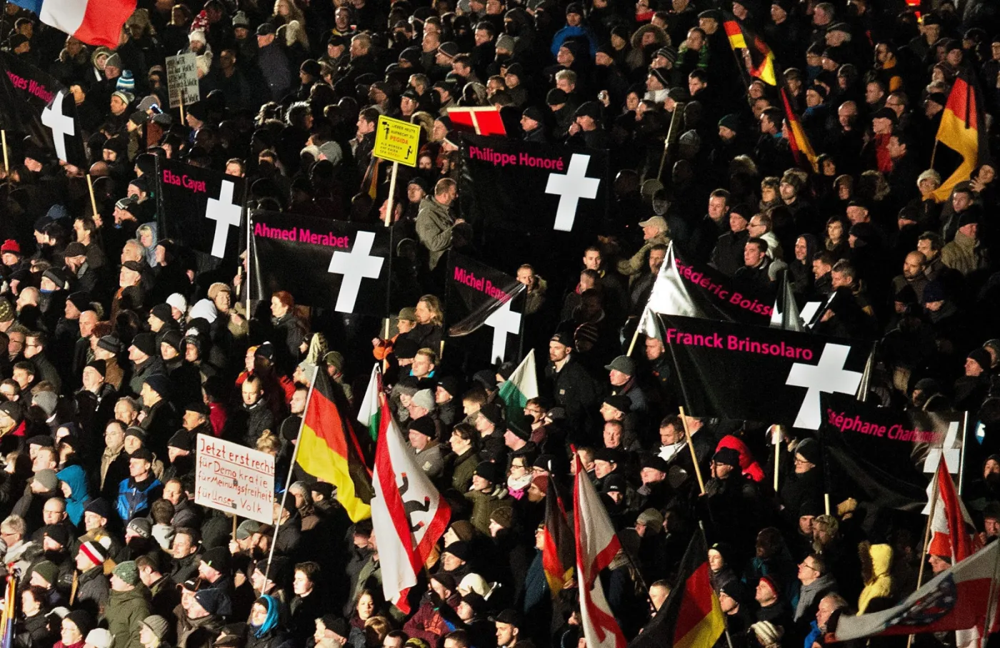 7300070-antyislamski-protest-ruchu-pegida.jpg