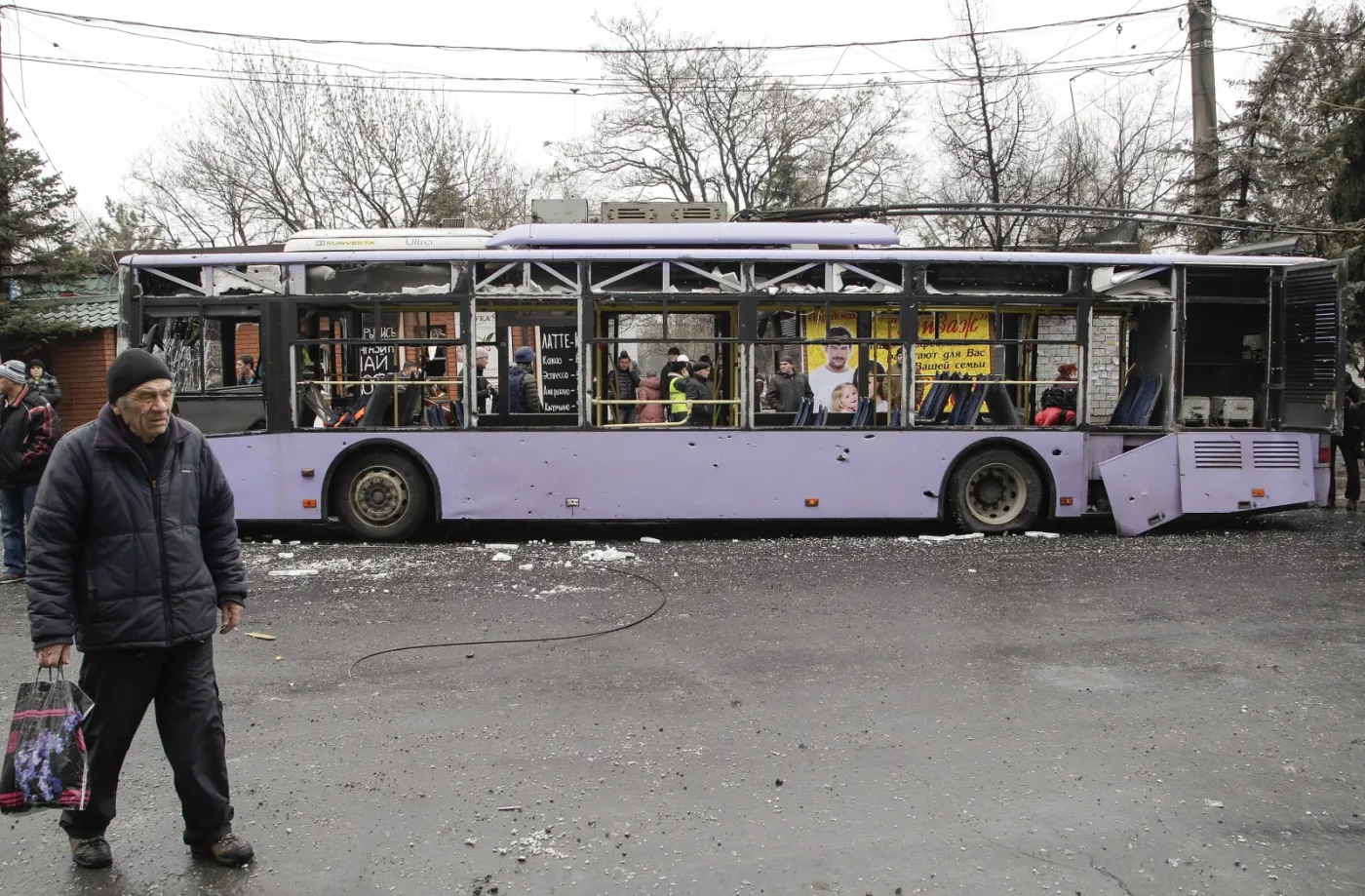 7331931-ostrzelany-trolejbus-na-przystanku.jpg