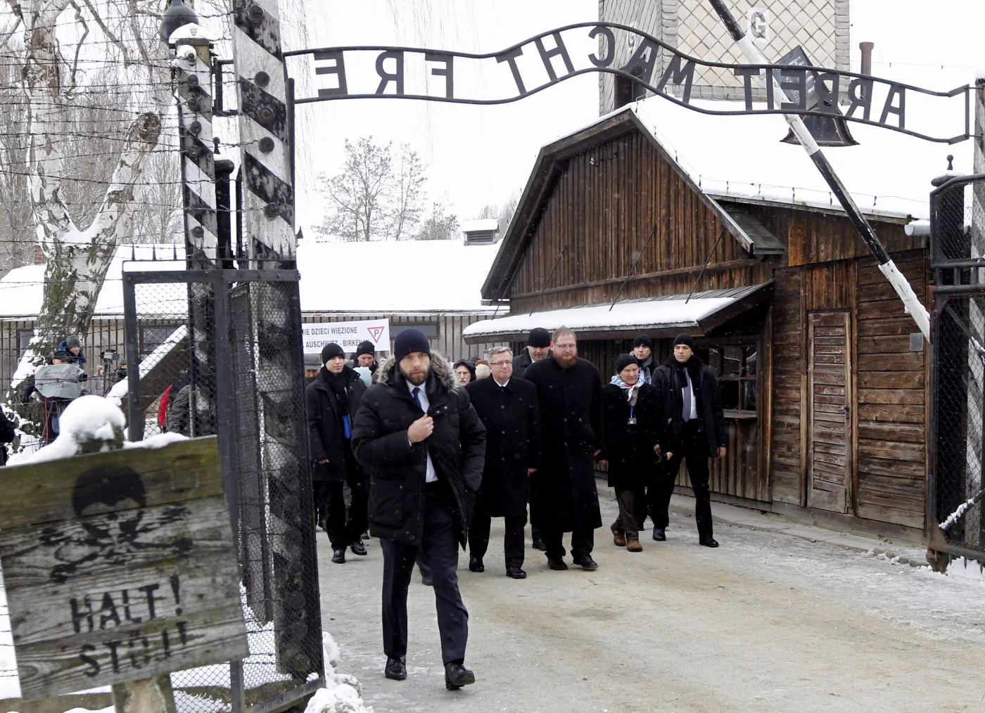 Byli więźniowie niemieckich obozów, prezydent Bronisław Komorowski i dyrektor Państwowego Muzeum Auschwitz-Birkenau Piotr Cywiński podczas uroczystości 70. rocznicy wyzwolenia KL Auschwitz