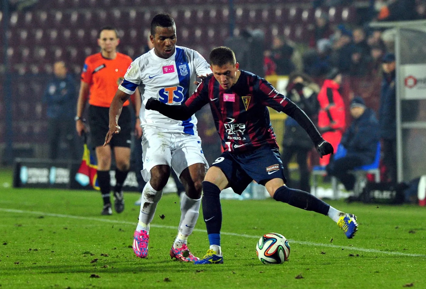 Zawodnik Pogoni Szczecin Vladimirs Kamess (P) walczy o piłkę z Luisem Henriquezem (L) z Lecha Poznań podczas meczu polskiej Ekstraklasy