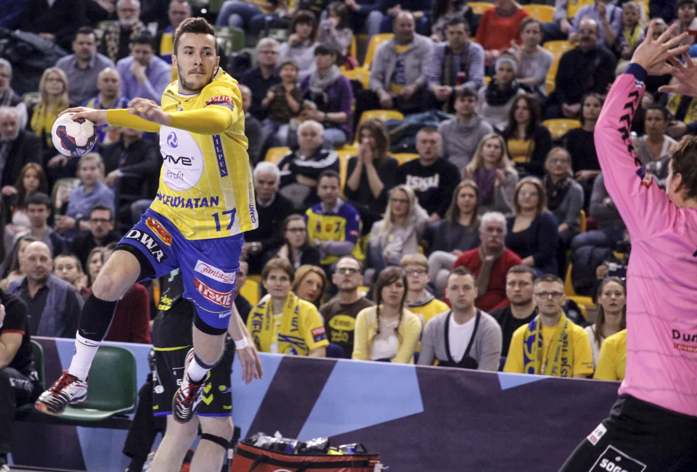 Zawodnik Vive Tauron Kielce Manuel Strlek (L) rzuca na bramkę Wiliama Annotela (P) z Dunkerque HB Grand Littoral podczas meczu grupy D Ligi Mistrzów piłkarzy ręcznych