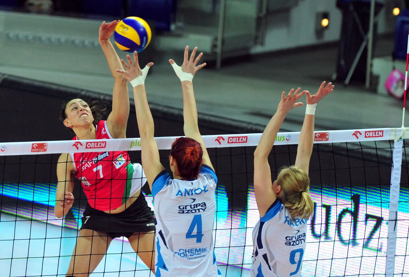 Siatkarki Chemika Police Katarzyna Gajgał-Anioł (C) i Agnieszka Rabka (P) blokują po ataku Veroniki Skorupki (L) z PGNiG Nafta Piła podczas meczu Ekstraklasy w Szczecinie