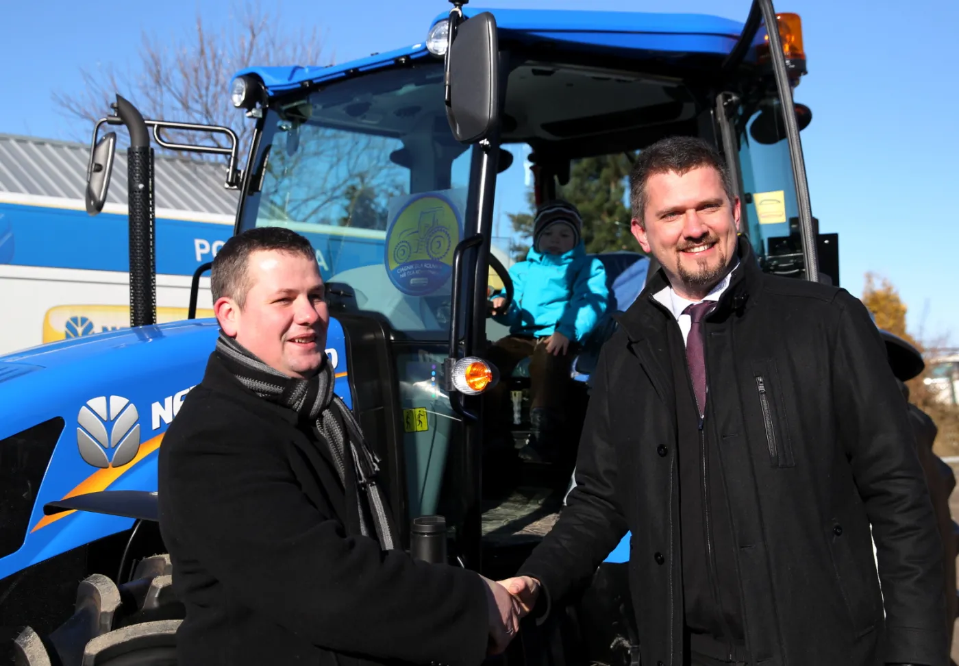 Przedstawiciel New Holland Tomasz Wieja przekazał nowy ciągnik New Holland TD5 poszkodowanemu rolnikowi Radosławowi Zarembie 