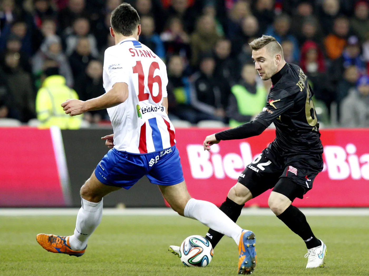 Będący przy piłce Bartosz Kapustka (P) z Cracovii Kraków i interweniujący Pavol Stano (L) z miejscowego Podbeskidzia w meczu T-Mobile Ekstraklasy