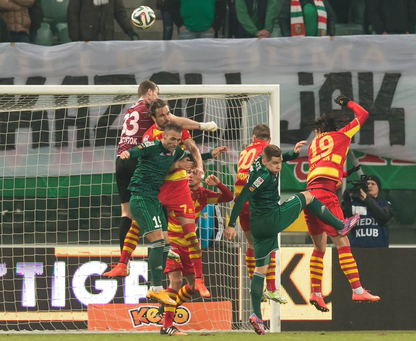 Interweniuje bramkarz Jagiellonii Białystok Krzysztof Baran (L) uprzedzając atakującego Marco Paixao (#19) z miejscowego Śląska w meczu T-Mobile Ekstraklasy, rozegranym we Wrocławiu, 21 bm. Asekuruje Sebastian Madera (#7) z drużyny gości. Obok, Igors Tarasovs (P) i Maciej Gajos (#20) z zespołu "Jagi" oraz Tomasz Hołota (2,P) z zespołu gospodarzy