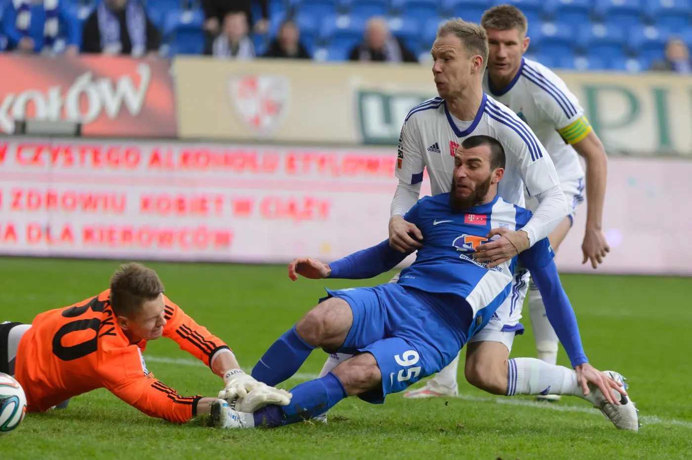 Atakujący Zaur Sadajew (3,P) pokonuje stojącego w bramce Ruchu Chorzów Matusa Putnockyego (L) i zdobywa gola w meczu T-Mobile Ekstaklasy, rozegranym w Poznaniu