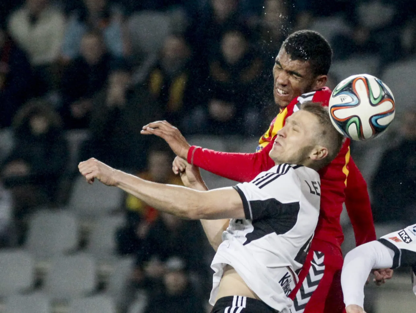 W wyskoku do piłki Łukasz Klemenz (z tyłu) z miejscowej Korony i Igor Lewczuk (front) z Legii Warszawa w meczu T-Mobile Ekstraklasy