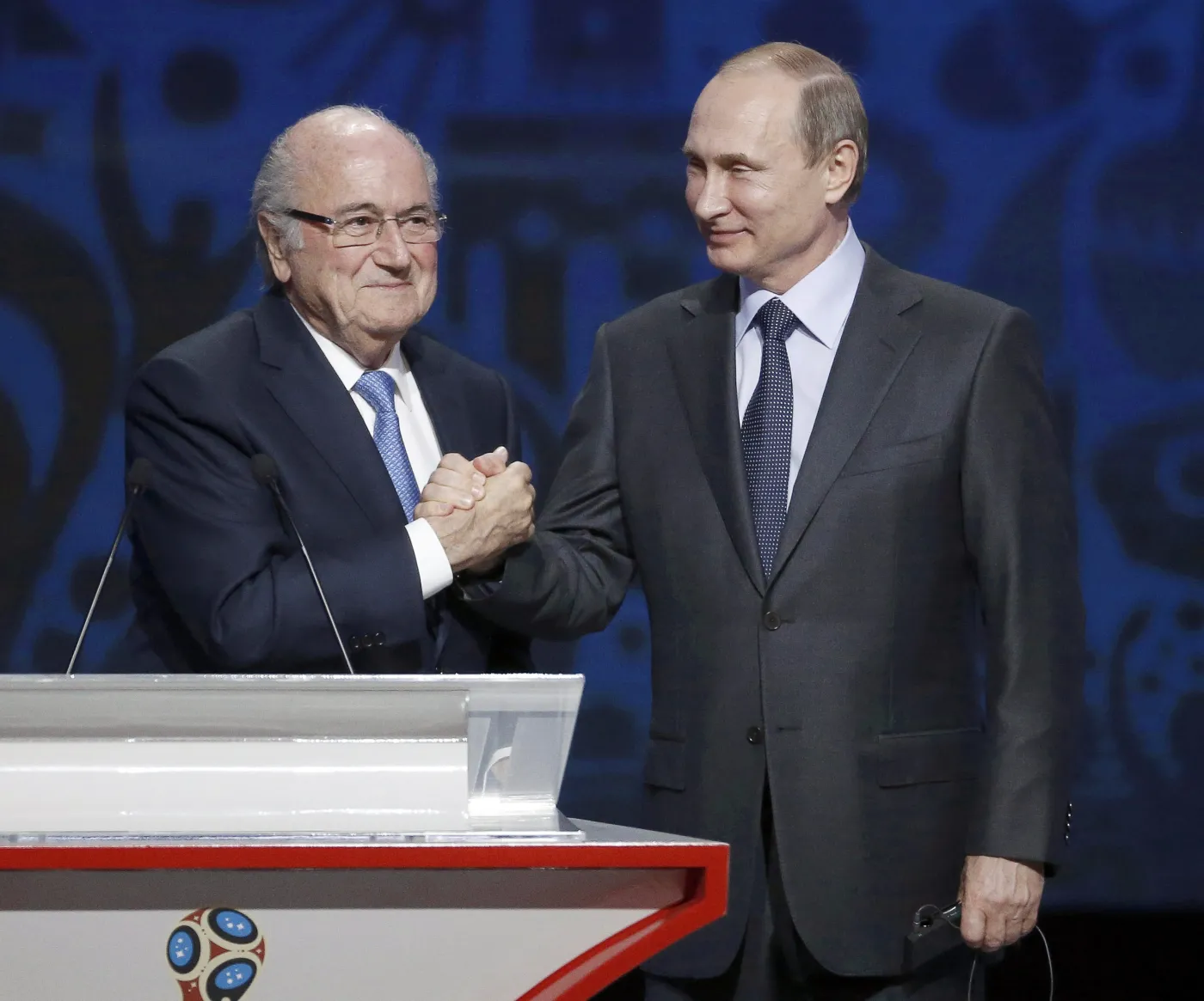 8018495-blatter-i-putin-zaciesniaja-swoje.jpg