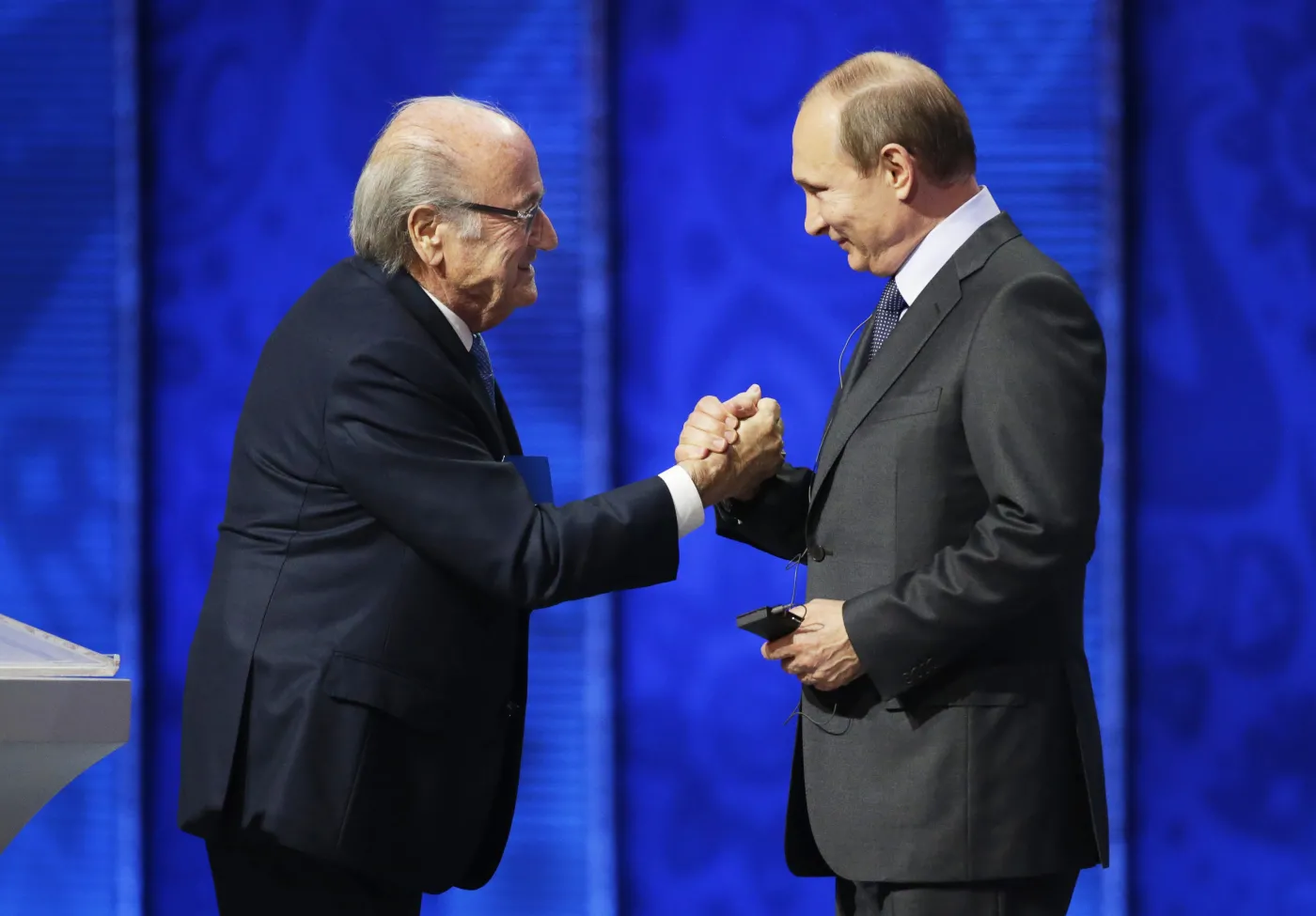 8018526-blatter-i-putin-zaciesniaja-swoje.jpg