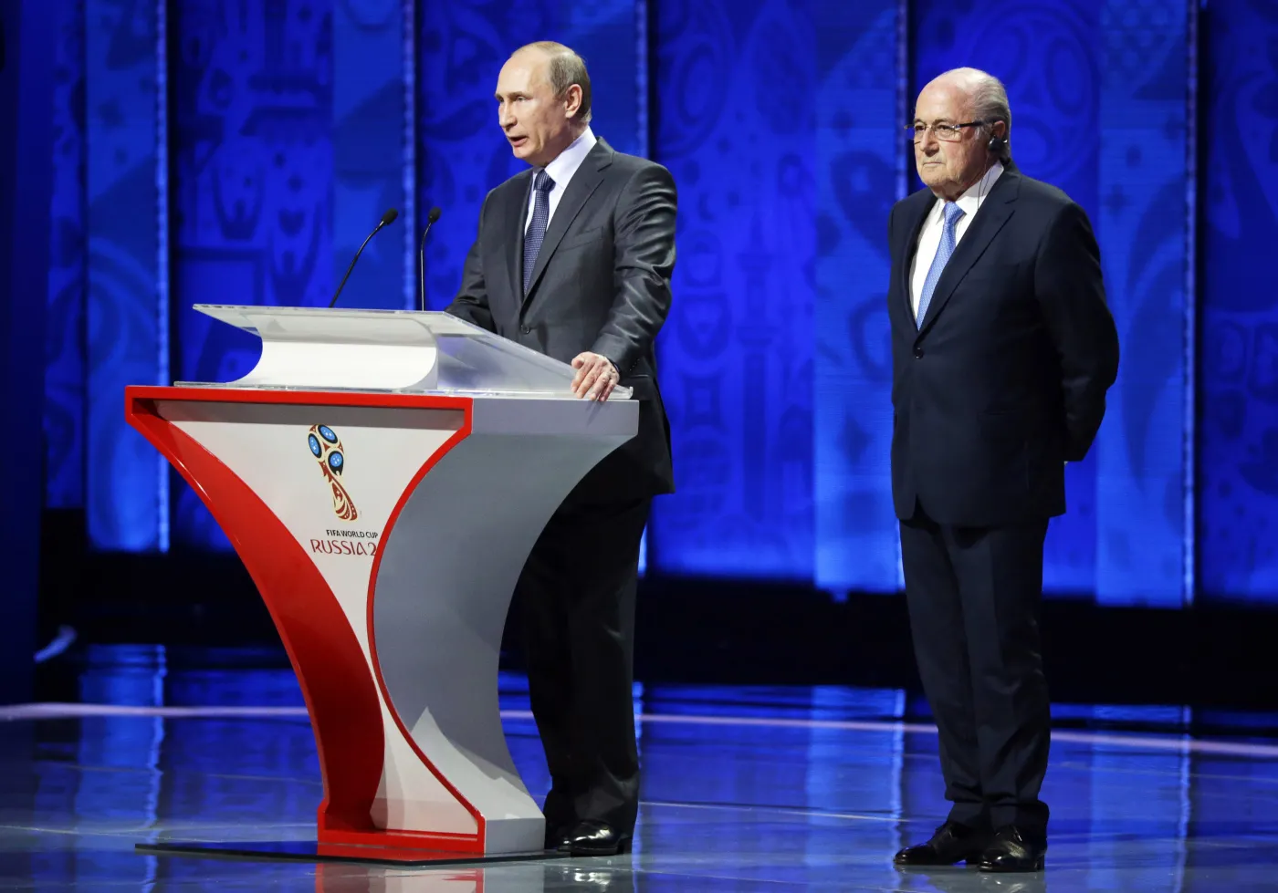 8018557-blatter-i-putin-zaciesniaja-swoje.jpg