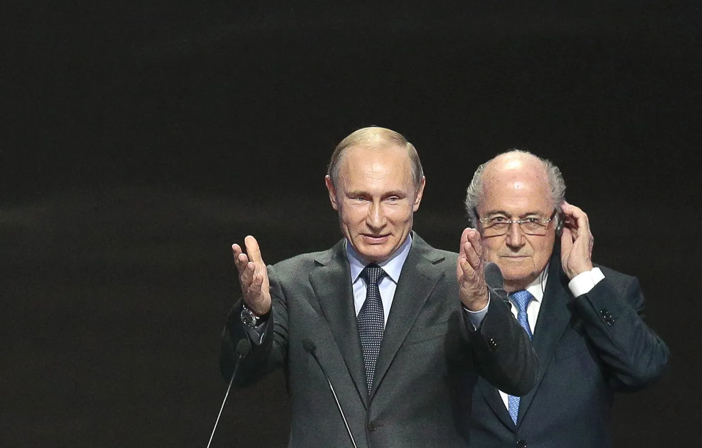 8018588-blatter-i-putin-zaciesniaja-swoje.jpg