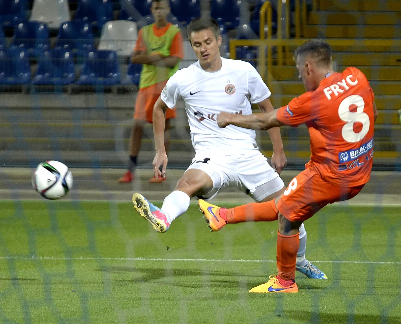 Patryk Fryc (P) z Termaliki Bruk-Bet Nieciecza i Łukasz Janoszka (L) z KGHM Zagłębie Lubin w meczu T-Mobile Ekstraklasy, rozegranym w Mielcu