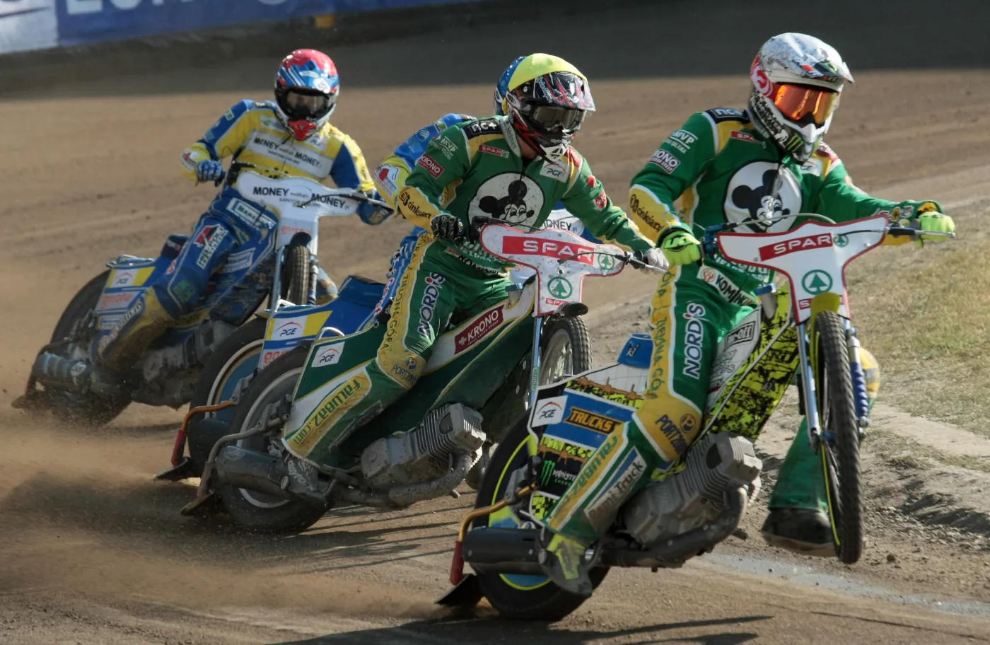 Matej Zagar (kask czerwony) i Tomasz Gapiński (niebieski) z MONEYmakesMONEY.pl Stal Gorzów oraz Grzegorz Walasek (żółty) i Darcy Ward (biały) ze SPAR Falubazu Zielona Góra na torze podczas meczu Ekstraligi żużlowej w Gorzowie Wielkopolskim
