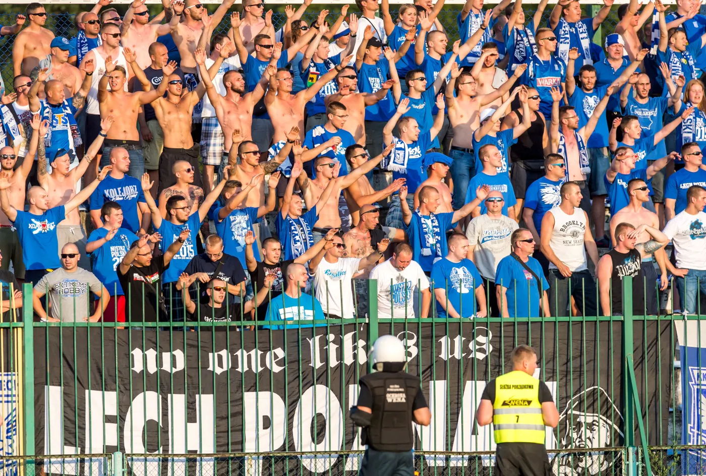 Kibice Lecha Poznań podczas meczu 1/16 finału piłkarskiego Pucharu Polski z Olimpią Grudziądz