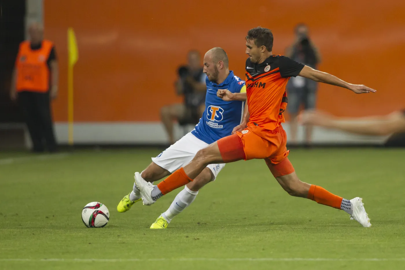 Michal Papadopulos (P) z miejscowego KGHM Zagłębia i Łukasz Trałka (L) z Lecha Poznań w meczu T-Mobile Ekstraklasy, rozegranym w Lubinie