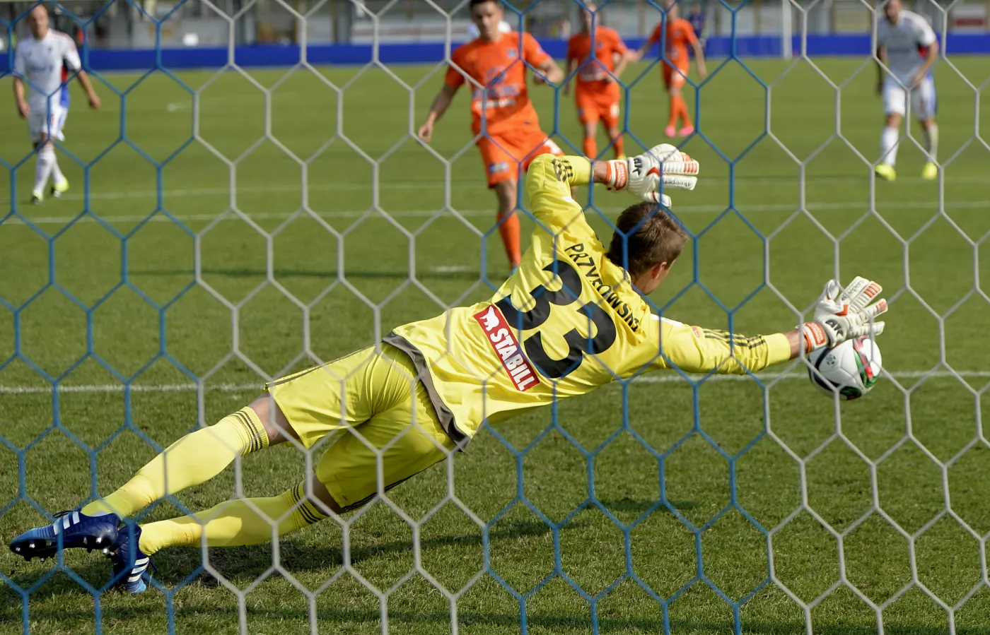 Bramkarz Górnika Zabrze Sebastian Przyrowski (front) puszcza gola po strzale z karnego Dawida Plizgi (w tle) z Termaliki Bruk-Bet Nieciecza w meczu T-Mobile Ekstraklasy w Mielcu