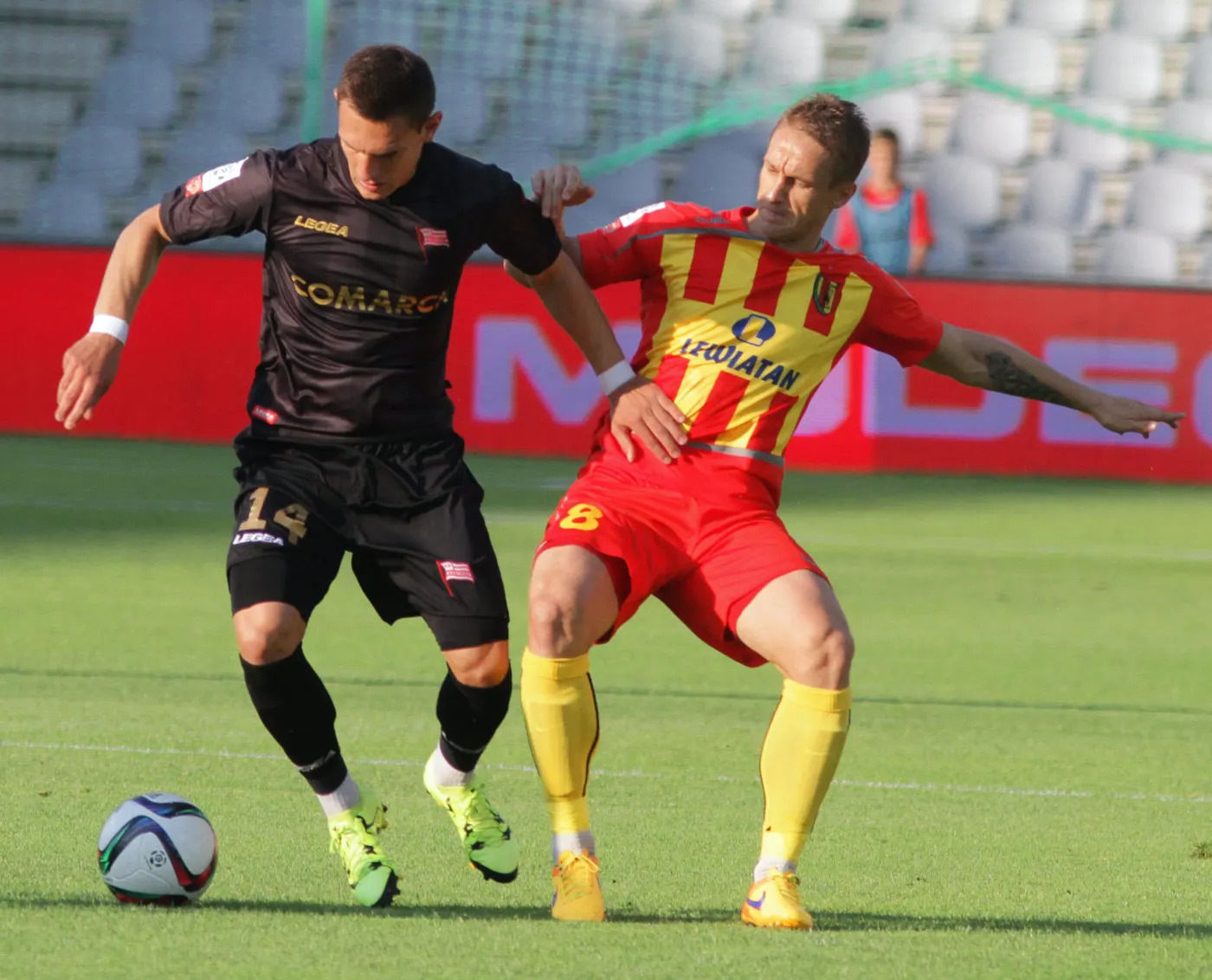 Vlastimir Jovanovic (P) z miejscowej Korony i Damian Dąbrowski (L) z Cracovii w meczu T-Mobile Ekstraklasy, rozegranym w Kielcach