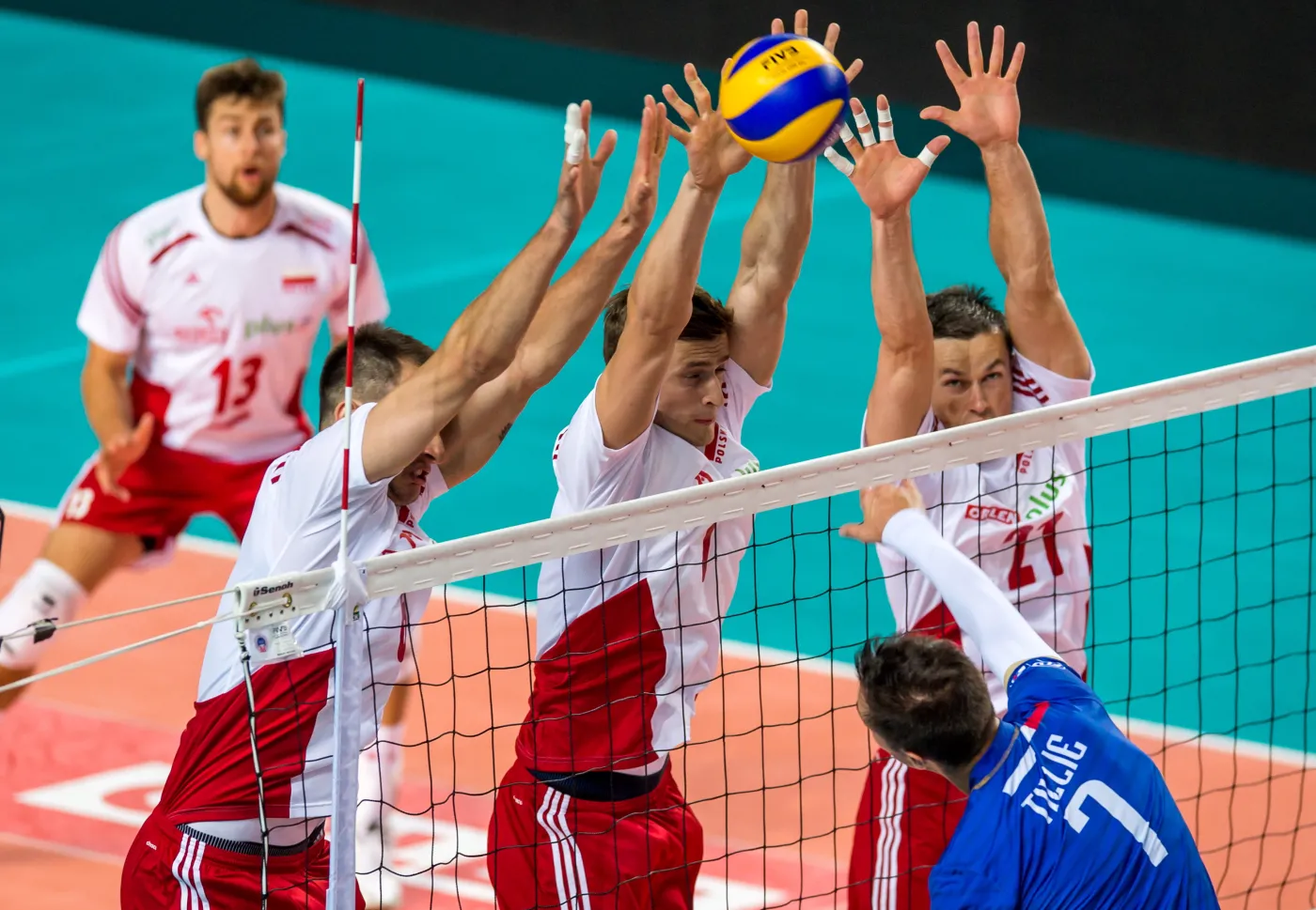 Po drugiej stronie siatki, od lewej: Polacy Bartosz Kurek, Piotr Nowakowski i Rafał Buszek oraz Francuz Kévin Tillie (P) w meczu XIII Memoriału Huberta Jerzego Wagnera w Toruniu