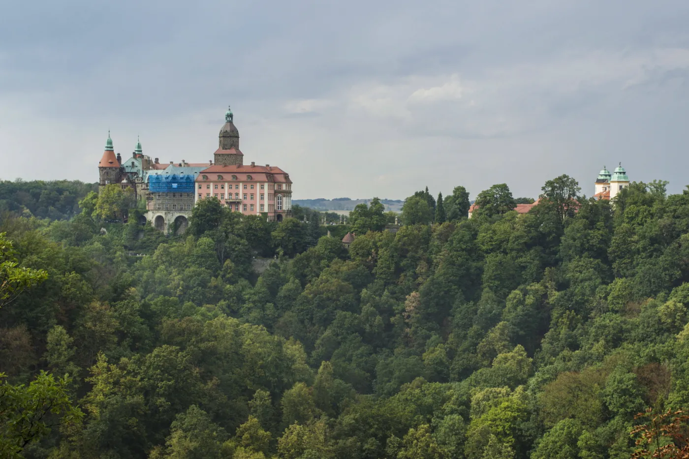 Na zdjęciu archiwalnym z 23.08.2015. widok na Zamek Książ w Wałbrzychu, trzeci co do wielkości zamek w Polsce