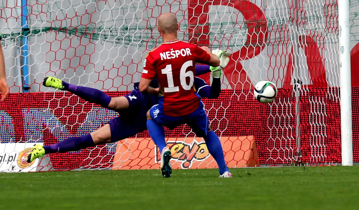 Karny w wykonaniu Martina Nespora z Piasta Gliwice (#16) i skuteczna obrona Silvio Rodicia z Górnika Łęczna