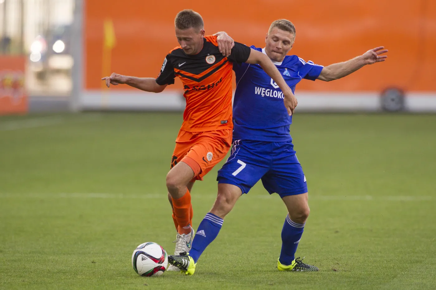 Jarosław Kubicki (L) z KGHM Zagłębia Lubin i Maciej Iwański z Ruchu Chorzów 