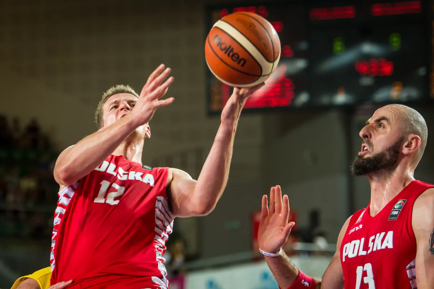 Reprezentanci Polski Adam Waczyński (L) i Marcin Gortat 