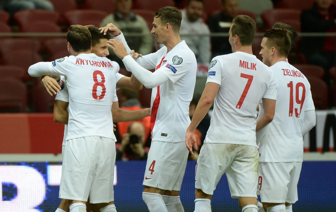 Gracz reprezentacji Polski Bartosz Kapustka (2-L) przyjmuje gratulacje od Grzegorza Krychowiaka (L) i Łukasza Szukały (C), Arkadiusza Milika (2P) i Piotra Zielińskiego (P) po strzeleniu bramki drużynie Gibraltaru podczas eliminacyjnego meczu grupy D piłkarskich mistrzostw Europy 2016 rozegranego na Stadionie Narodowym w Warszawie