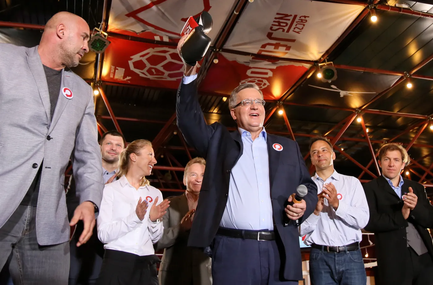 Prezydent Komorowski o głosy słynnych sportowców walczył w ringu. ZDJĘCIA