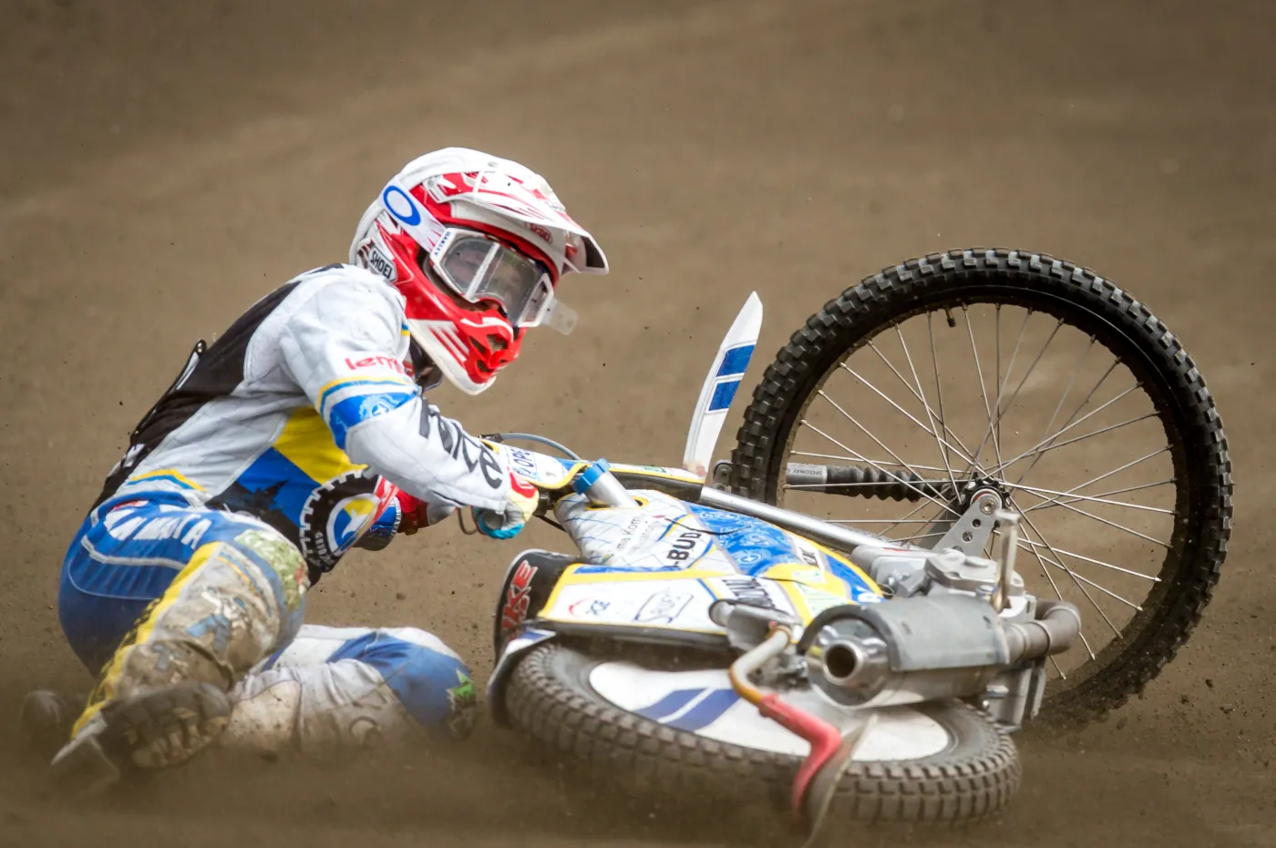 Upadek Mike'a Trzensioka z MrGarden GKM Grudziądz podczas meczu polskiej Ekstraligi żużlowej z KS Toruń