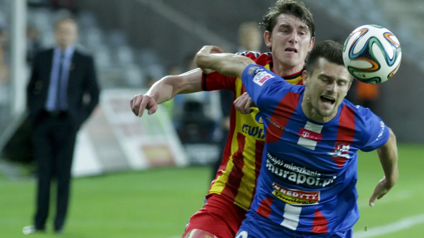 Jacek Kiełb (L) z miejscowej Korony i Piotr Tomasik (P) z Podbeskidzia Bielsko-Biała w meczu grupy spadkowej T-Mobile Ekstraklasy