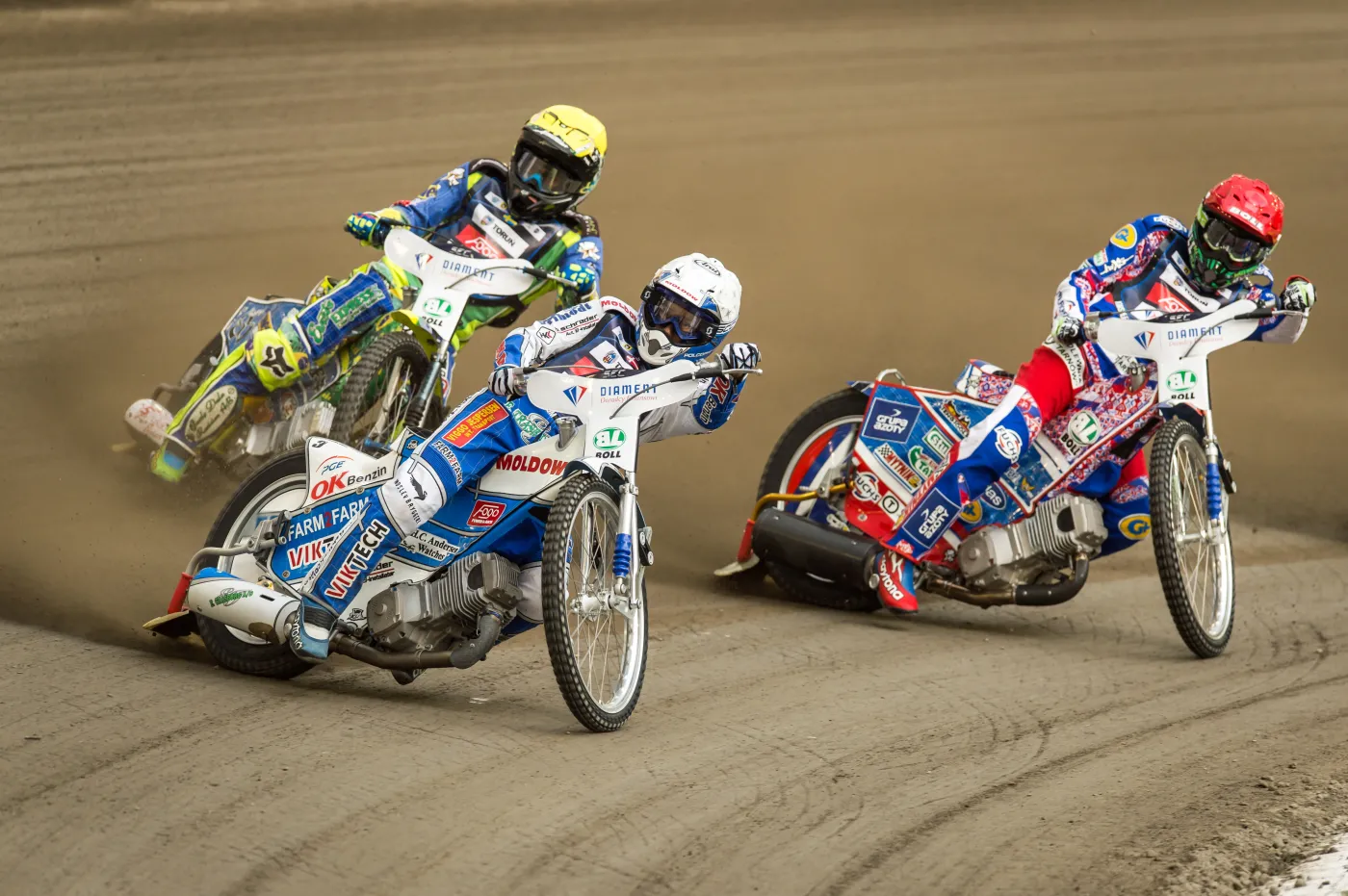 Słowak Martin Vaculik (kask czerwony), Duńczyk Nicki Pedersen (biały) i Szwed Antonio Lindbaeck (żółty) w jednym z biegów podczas 1. rundy żużlowych mistrzostw Europy w Toruniu