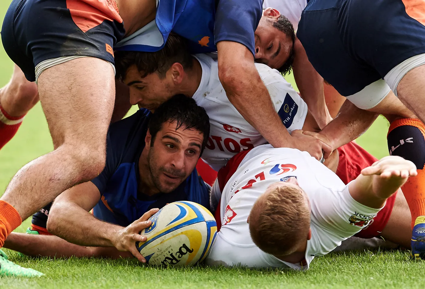 Polak Mateusz Lament (P) i Cypryjczyk Mathew King (z piłką) podczas meczu finałowego mistrzostw Europy 7 dywizji A rugbistów